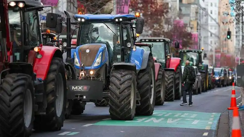 proteste in nuova zelanda contro la tassa sulle emissioni di biogas 9