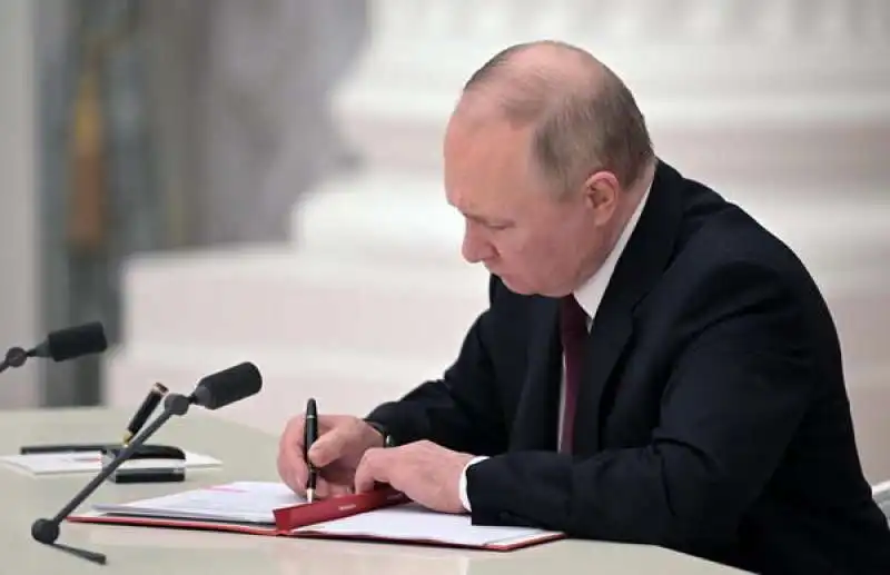 PUTIN FIRMA I TRATTATI DI ANNESSIONE DEL DONBASS