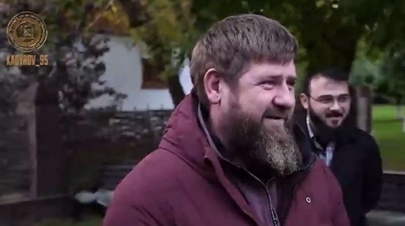 RAMZAN KADYROV MOSTRA I PRIGIONIERI DI GUERRA UCRAINI