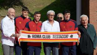 roberto pruzzo maurizio turone ettore viola con i giovani della roma primavera foto di bacco