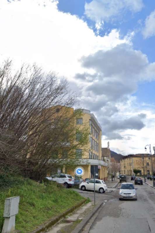 salerno bambina cade dal balcone di casa