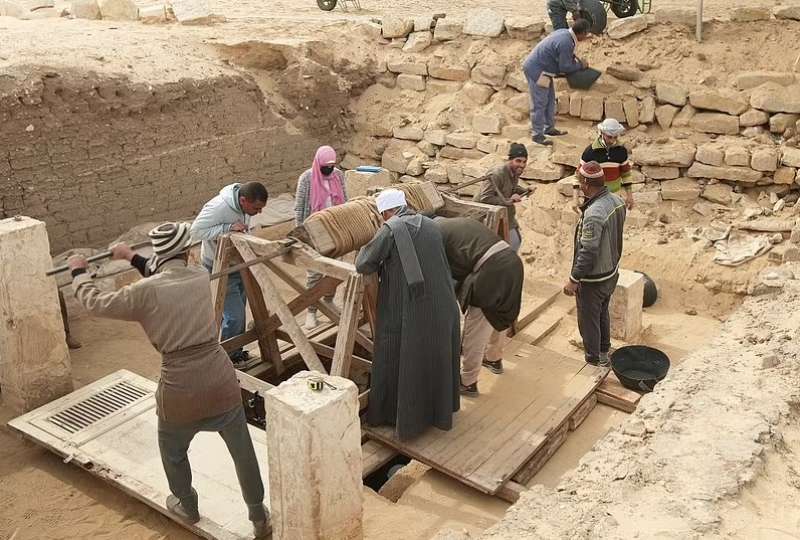 sarcofago di granito a saqqara 1