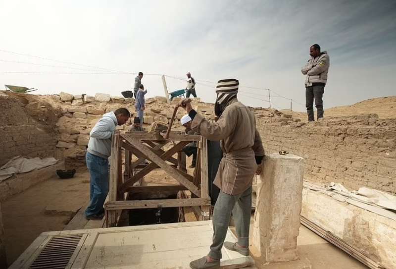 sarcofago di granito a saqqara 2