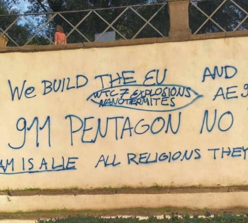 SCRITTE AL GALOPPATOIO DI VILLA BORGHESE