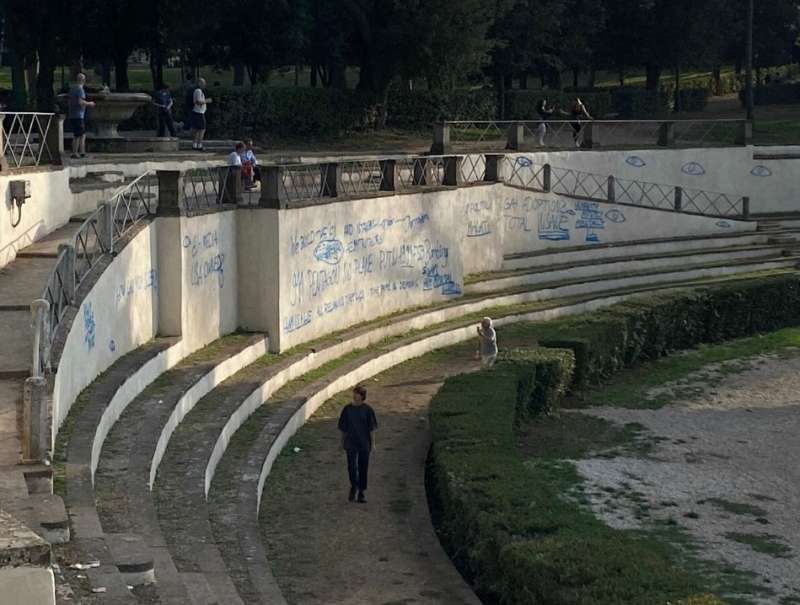 SCRITTE AL GALOPPATOIO DI VILLA BORGHESE