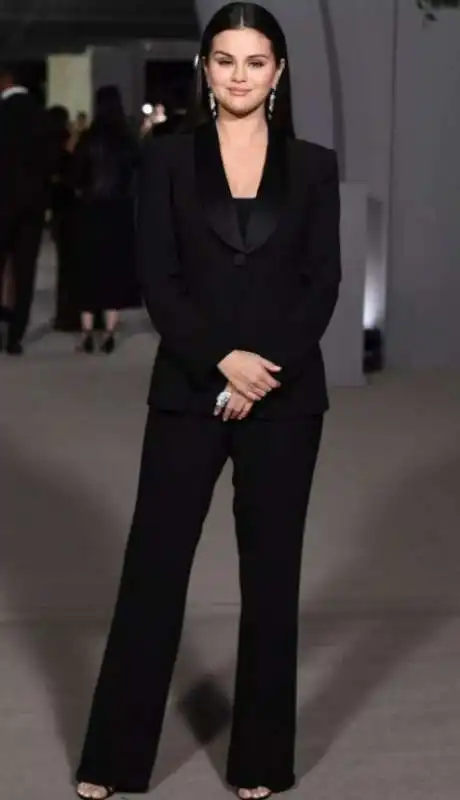 selena gomez in giorgio armani 