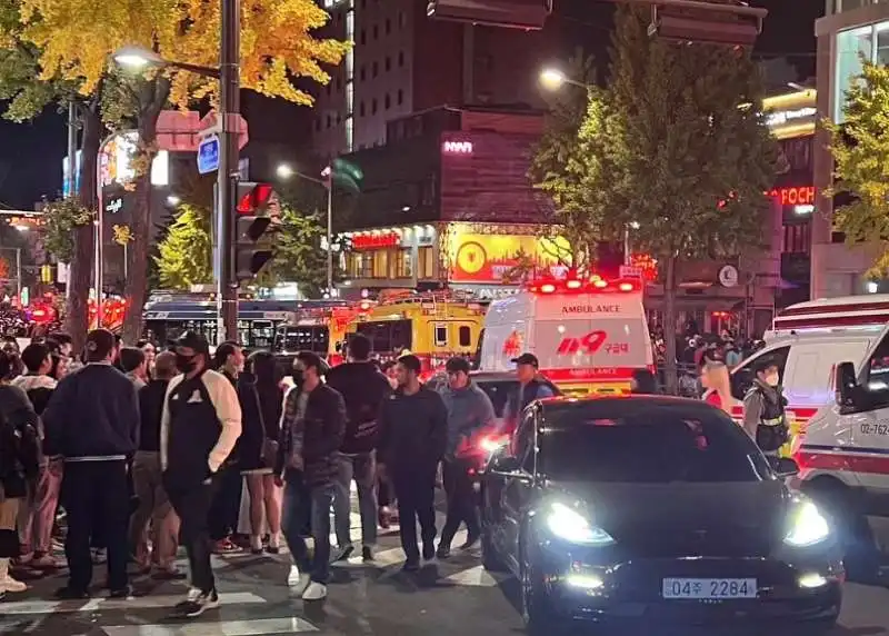 seul    persone muoiono schiacciate dalla calca durante i festeggiamenti di halloween   3