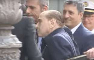 silvio berlusconi arriva al senato 4