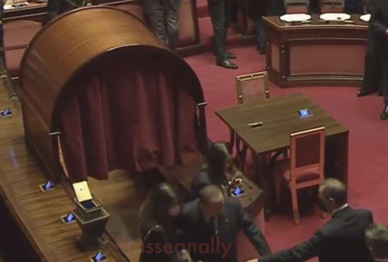 silvio berlusconi barcolla e rischia di cadere dopo il voto in senato 3