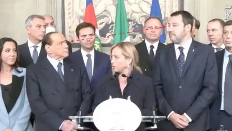 silvio berlusconi e matteo salvini si guardano mentre giorgia meloni parla di unanimita' nella coalizione