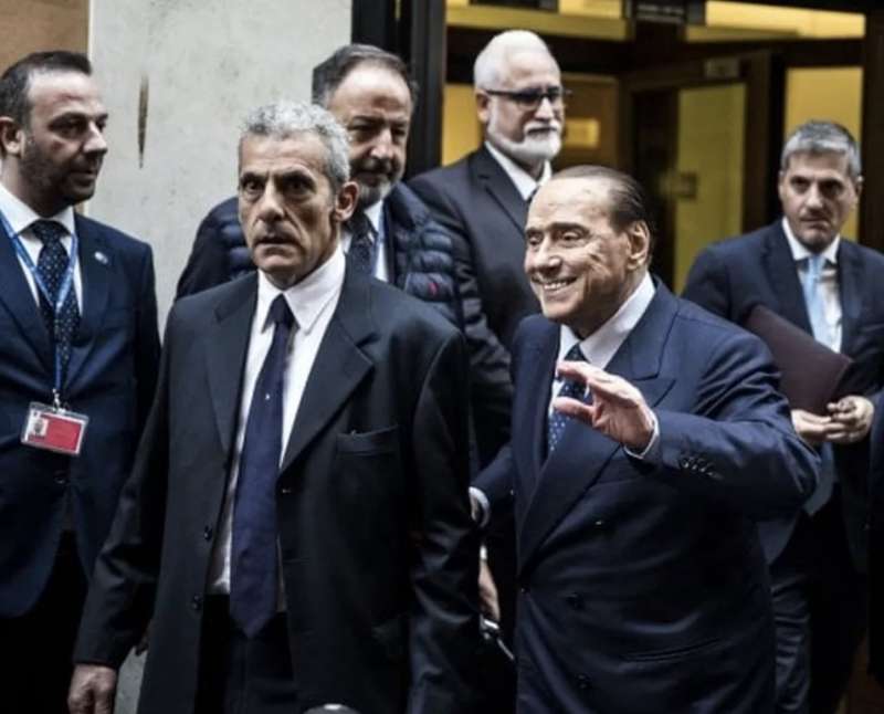 silvio berlusconi esce dal senato