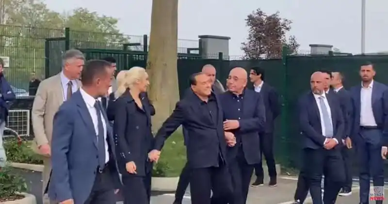 SILVIO BERLUSCONI SORRETTO DA MARTA FASCINA E ADRIANO GALLIANI 