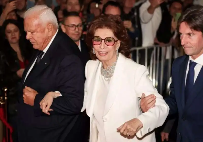 SOPHIA LOREN INAUGURAZIONE RISTORANTE MILANO