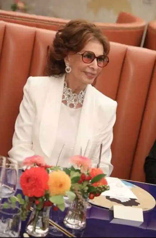 sophia loren nel suo ritorante a milano