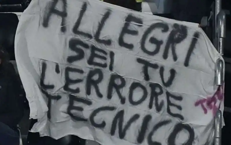 STRISCIONE CONTRO ALLEGRI DURANTE MILAN JUVENTUS