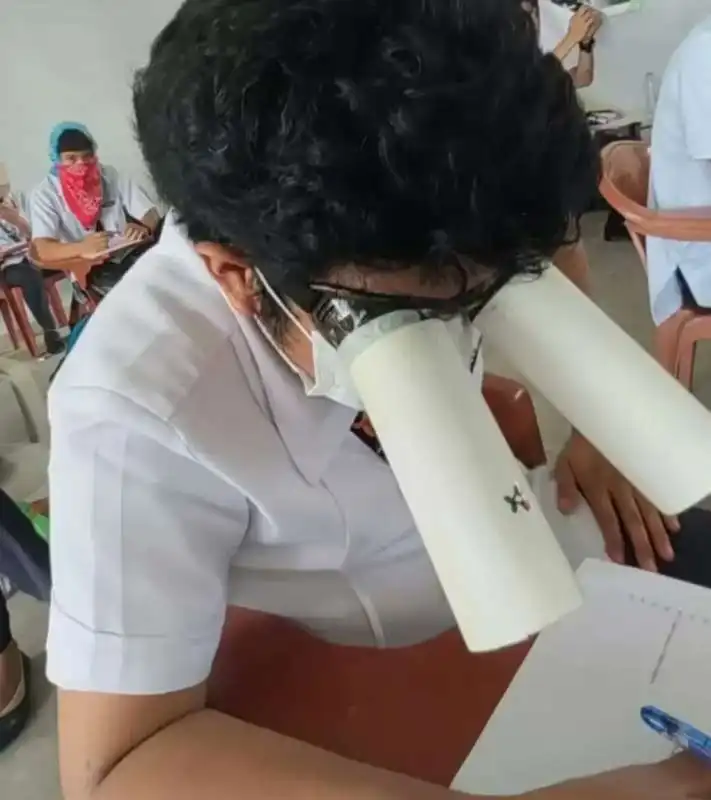 STUDENTI FILIPPINI CON I PARAOCCHI FATTI IN CASA 