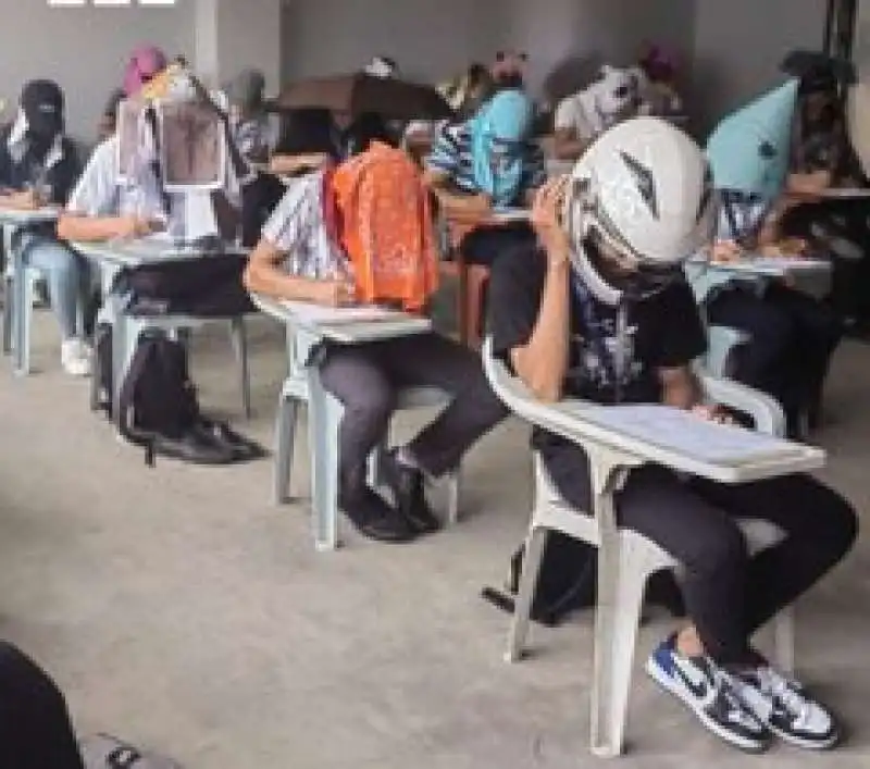 STUDENTI FILIPPINI CON I PARAOCCHI FATTI IN CASA 