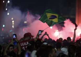 supporter di lula festeggia