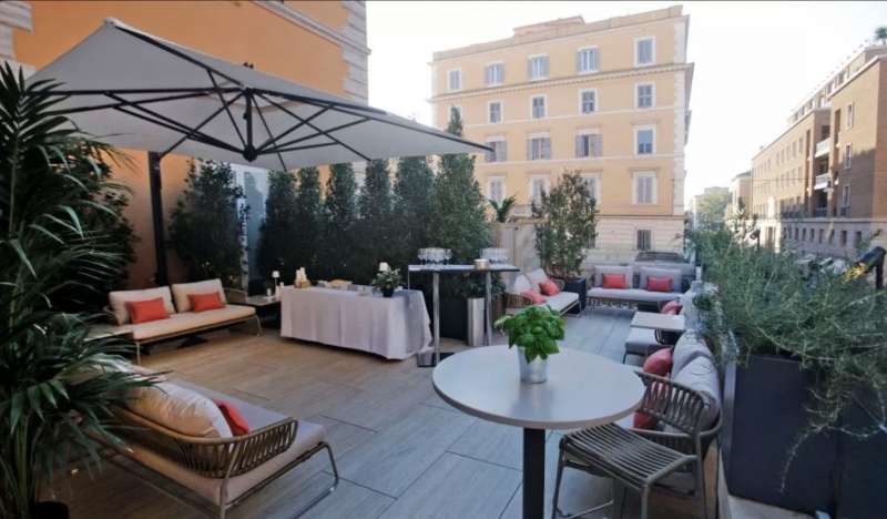 terrazza laesse in via tomacelli, a roma