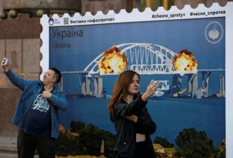 ucraini felici per l esplosione del ponte di kerch in crimea.