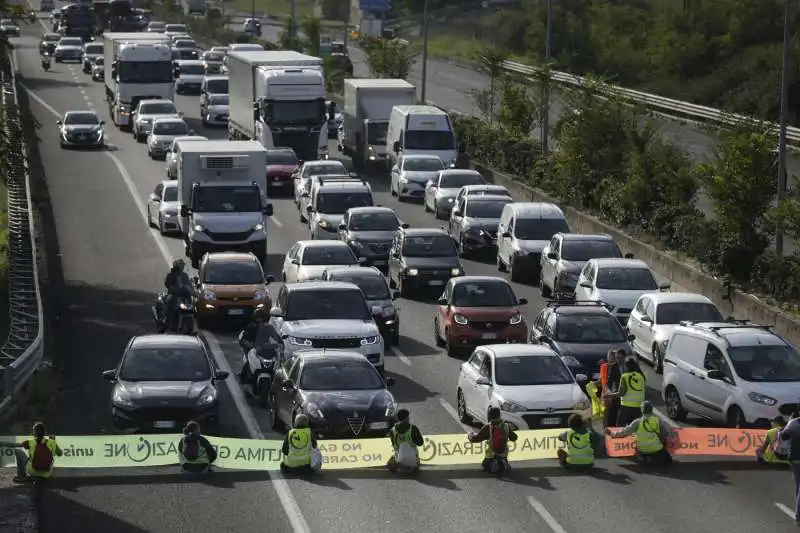 ultima generazione blocca il gra 2