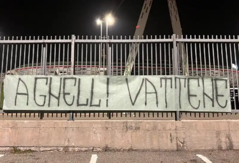 ultrà juve striscione contro andrea agnelli