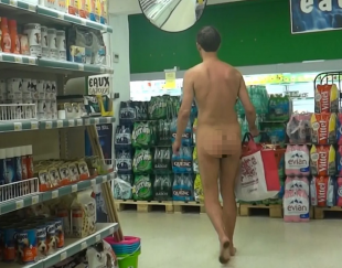 uomo nudo al supermercato