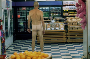 uomo nudo al supermercato