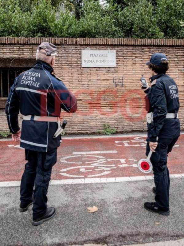 vandalizzata la targa di piazzale numa pompilio