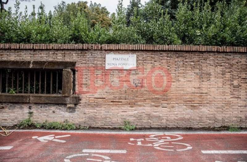 vandalizzata la targa di piazzale numa pompilio