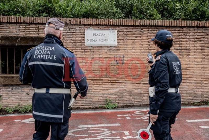 vandalizzata la targa di piazzale numa pompilio