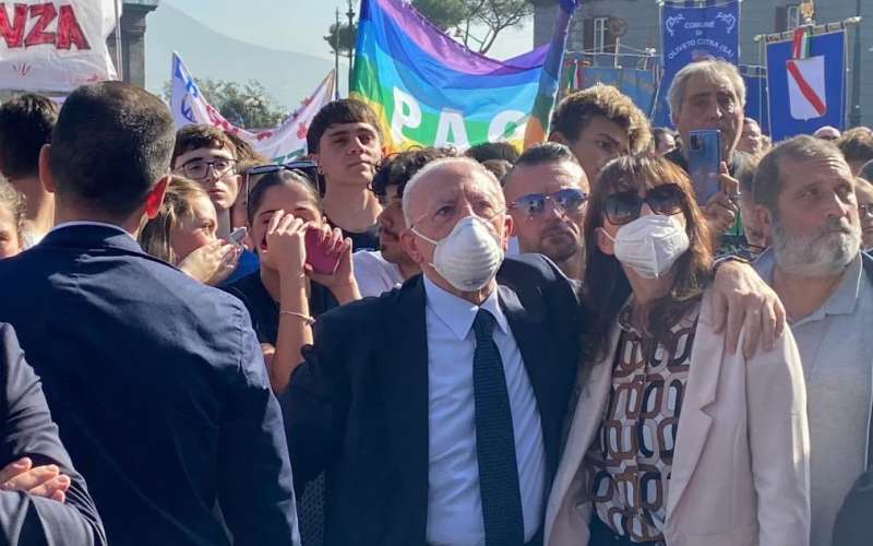 vincenzo de luca manifestazione per la pace napoli