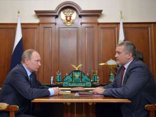 VLADIMIR PUTIN CON IL GOVERNATORE DI CRIMEA SERGEI AKSYONOV