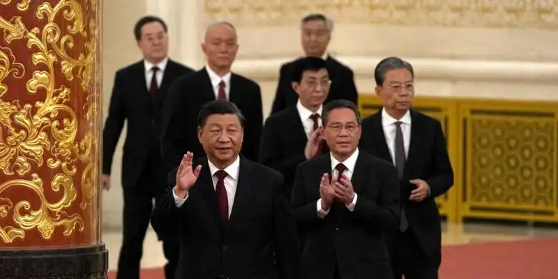  xi jinping  con li qiang e gli altri membri del politburo 