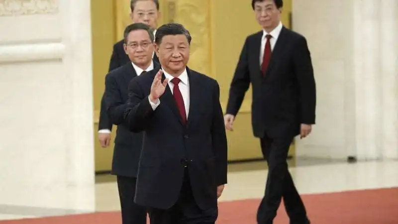 xi jinping  con li qiang e gli altri membri del politburo 