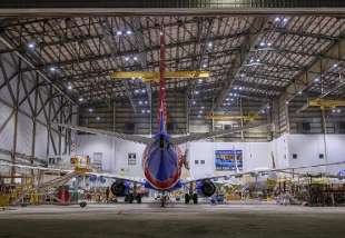 aereo in un hangar