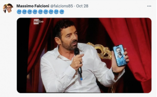 alberto matano e la sua foto come sfondo del cellulare 6