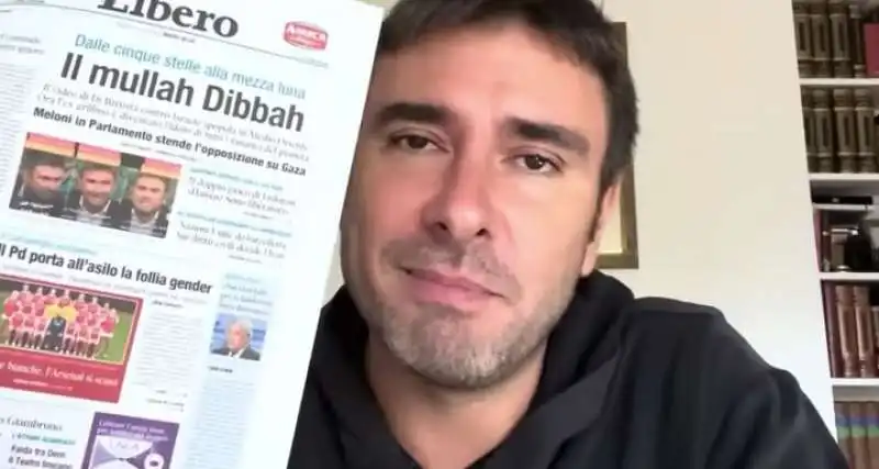 alessandro di battista mostra la prima pagina di libero 