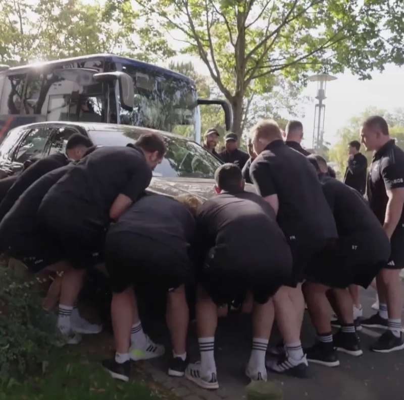 all blacks sollevano auto che blocca il pullman