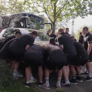 all blacks sollevano auto che blocca il pullman