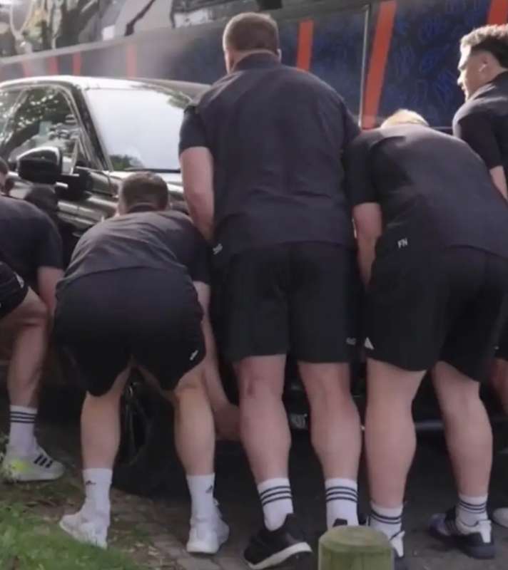 all blacks sollevano auto che blocca il pullman