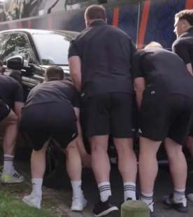 all blacks sollevano auto che blocca il pullman