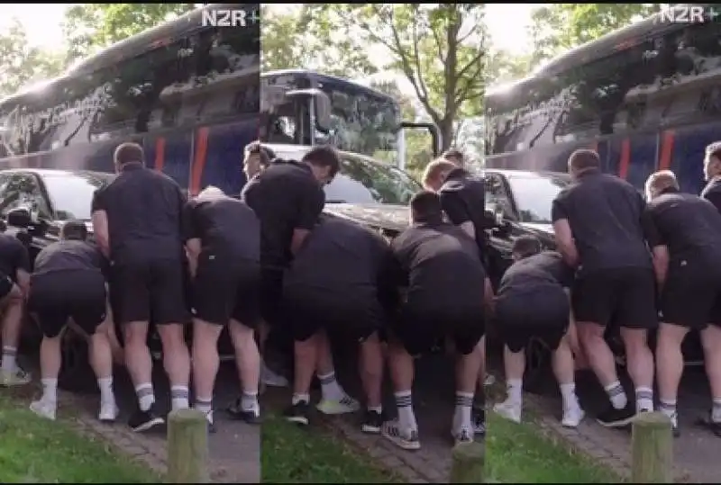 all blacks sollevano auto che blocca il pullman 