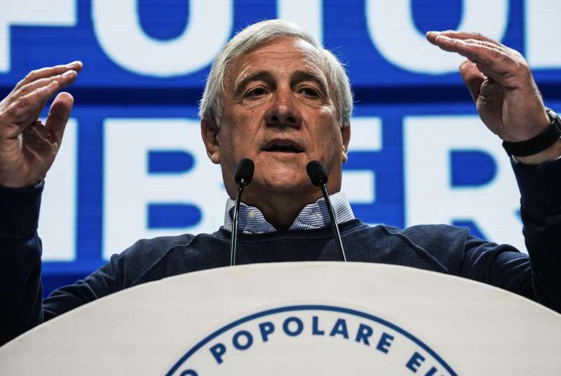 antonio tajani al convegno di forza italia a paestum