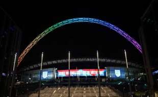 arco di wembley con la bandiera lgbt