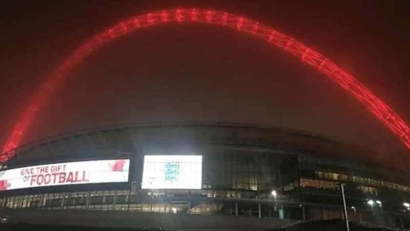 arco di wembley con la bandiera turca