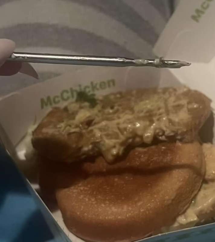 asta metallo in un panino di mcdonalds