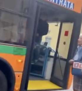 AUTISTA FA SCENDERE UN GRUPPO DI ANZIANI DAL BUS A COMO