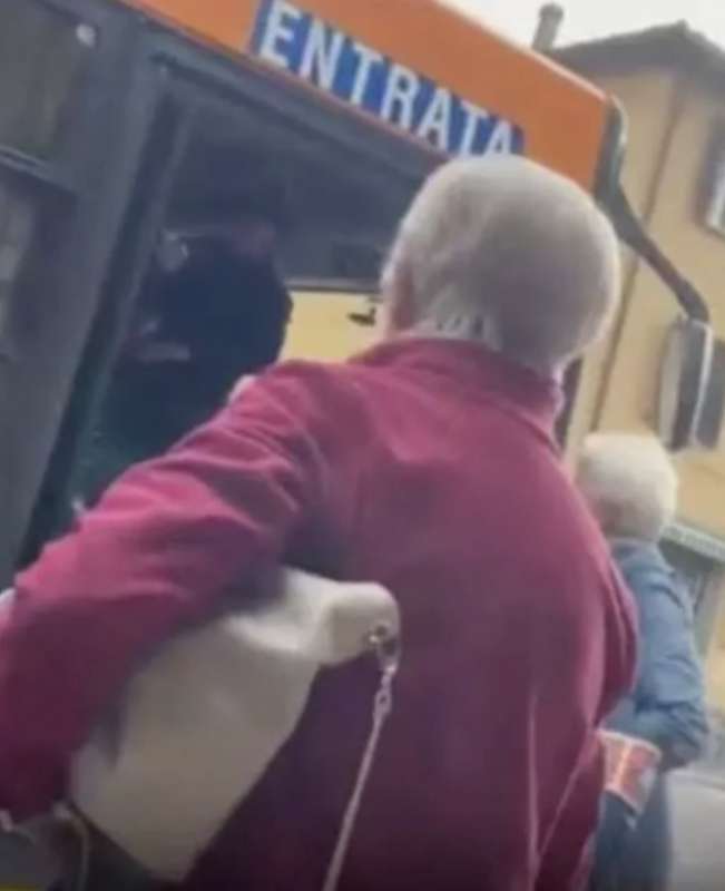 AUTISTA FA SCENDERE UN GRUPPO DI ANZIANI DAL BUS A COMO