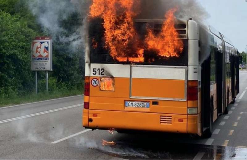 AUTOBUS A FUOCO